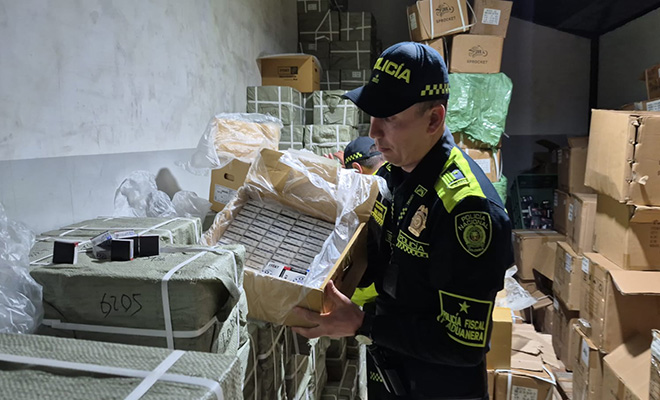 policia mostrando autopartes incautadas