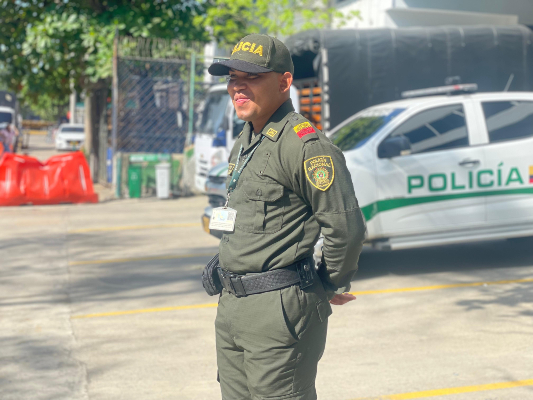 joven auxiliar durante jornada de servicio 