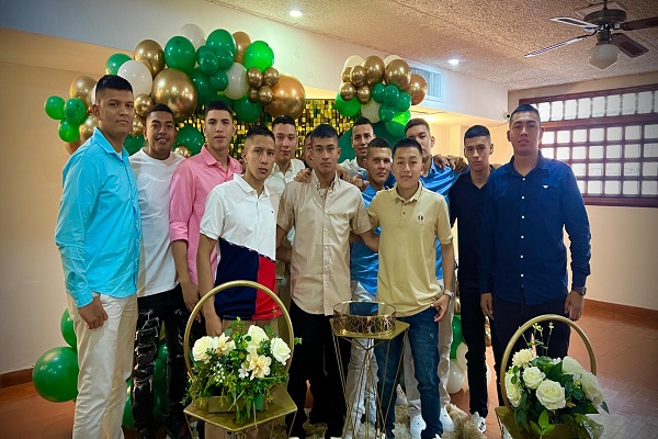 Doce auxiliares de Policía masculinos posan reunidos durante la ceremonia