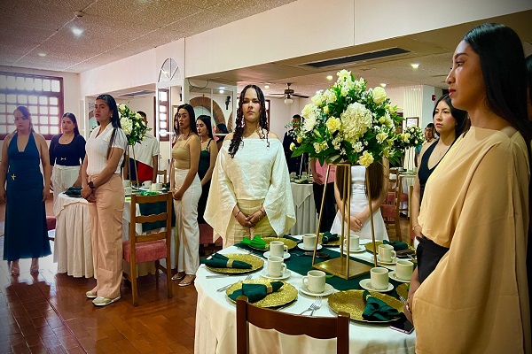 Auxiliares de Policía permanecen en sus lugares durante una ceremonia institucional de reconocimiento