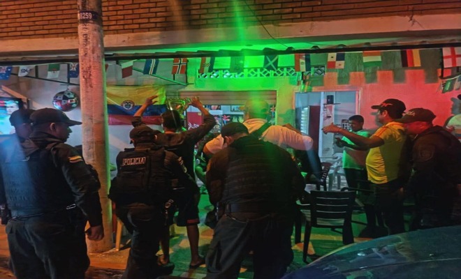 policias registrando a las personas en un establecimiento 