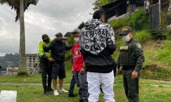 111 personas fueron trasladadas al centro transitorio por protección    Policías requisando personas