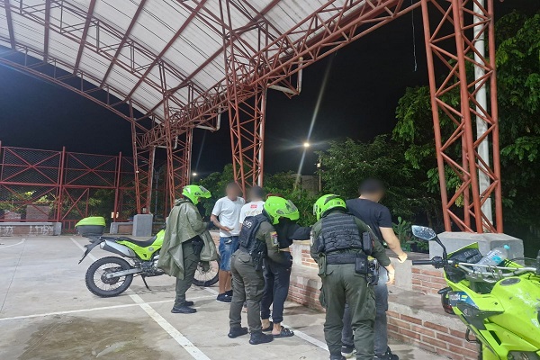 Tres Policías realizando registro a persona a tres ciudadanos en labores de control y acompañamiento preventivo