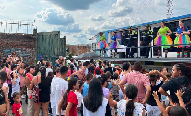 Niños, adolescentes y sus familias disfrutando de la Ruta de la Alegría de la Policía Nacional