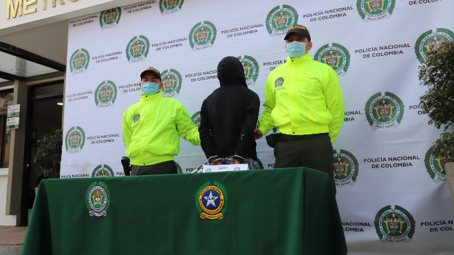 Capturado “El mono” por el delito de homicidio 1 persona capturada-policías custodiando