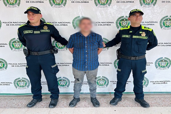 Dos Polic&iacute;as y una persona capturada por el delito de violencia intrafamiliar