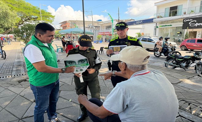 Dos Uniformados del Grupo de Protecci&oacute;n a la Infancia y Adolescencia, realizando campa&ntilde;a de prevenci&oacute;n al suicidio en articulaci&oacute;n con un funcionario del Instituto Colombiano de Bienestar Familiar (ICBF) a un ciudadano en el parque infantil de Barrancabermeja. 