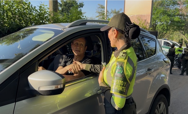 Uniformada de la seccional de tr&aacute;nsito y transporte de la Polic&iacute;a Nacional brindando campa&ntilde;a de prevenci&oacute;n y sensibilizaci&oacute;n a un ciudadano como conductor de veh&iacute;culo 