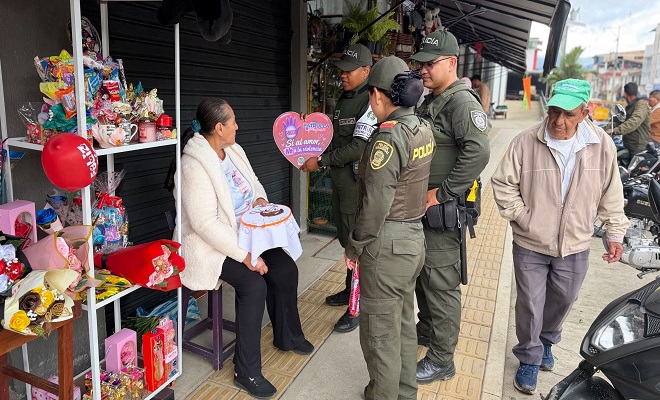 Polic&iacute;as realizan socializaci&oacute;n de campa&ntilde;a a una ciudadan&iacute;a en un establecimiento comercial
