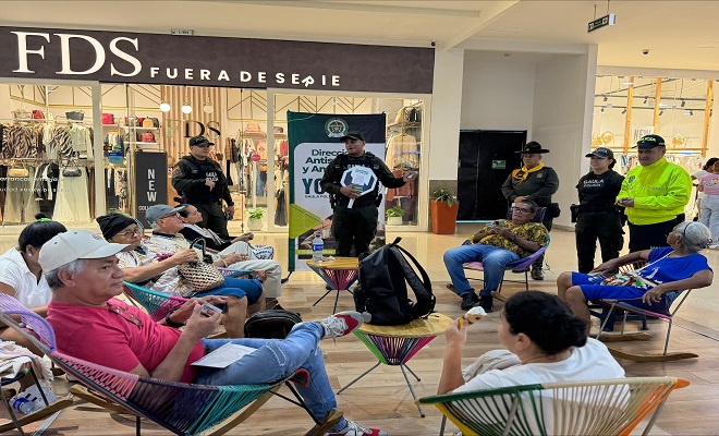 Cinco uniformados de diferentes especialidades de la Policía Nacional realizando campaña de prevención ante la extorsión a Ocho ciudadanos en el centro comercial de Barrancabermeja