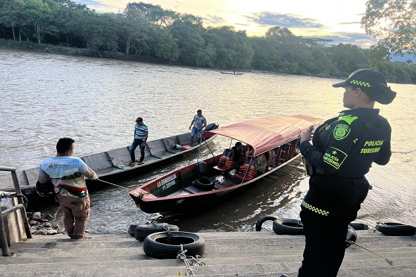 Policía de Turismo observa la actividad realizada por tres ciudadanos durante una jornada de acompañamiento