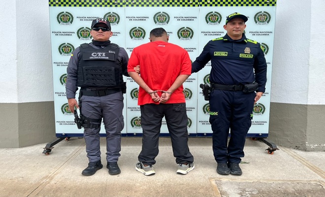 Funcionario de la Polic&iacute;a Nacional y CTI prestando seguridad a una persona capturada por orden judicial.