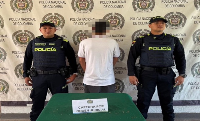 Dos policías, 1 capturado. 