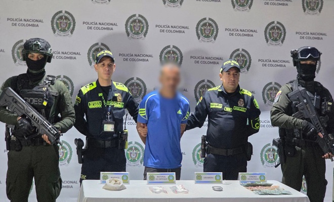 cuatro uniformados, un capturado y estupefacientes incautados