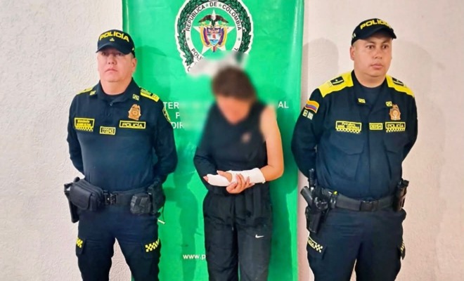 Dos policías, 1 capturado. 