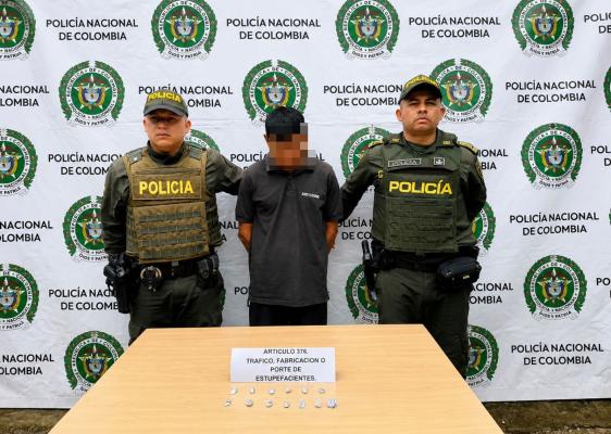 Uniformados de la policía nacional realizan el procedimiento de una captura por el delito de trafico o porte de estupefacientes en el municipio de Mitú 