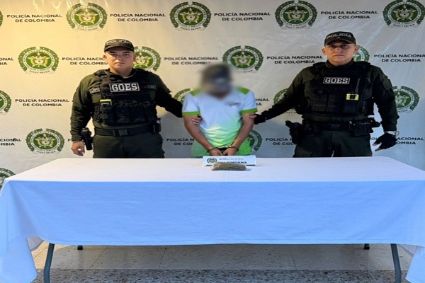 Dos Policías, un ciudadano, mesa con estupefacientes