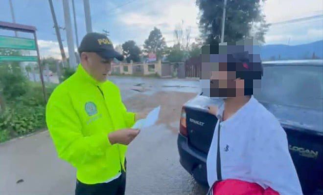 Un policía capturando abusador