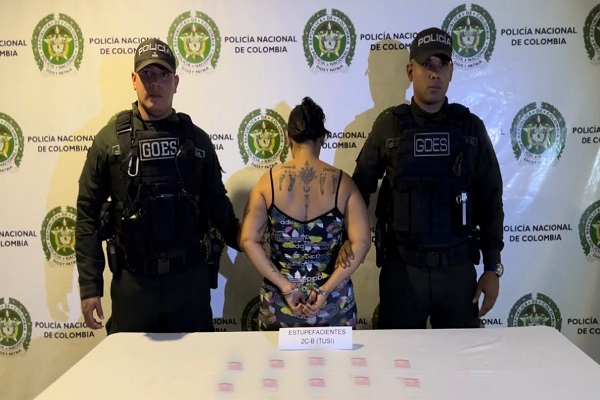 Dos Policías presentan a capturada y estupefacientes incautados