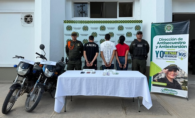 Tres personas capturadas por extorsión, en compañía de dos policías brindando seguridad
