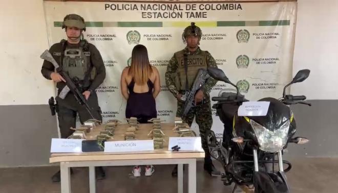 Un policia, un militar, mujer capturada, motocicleta y munición. 