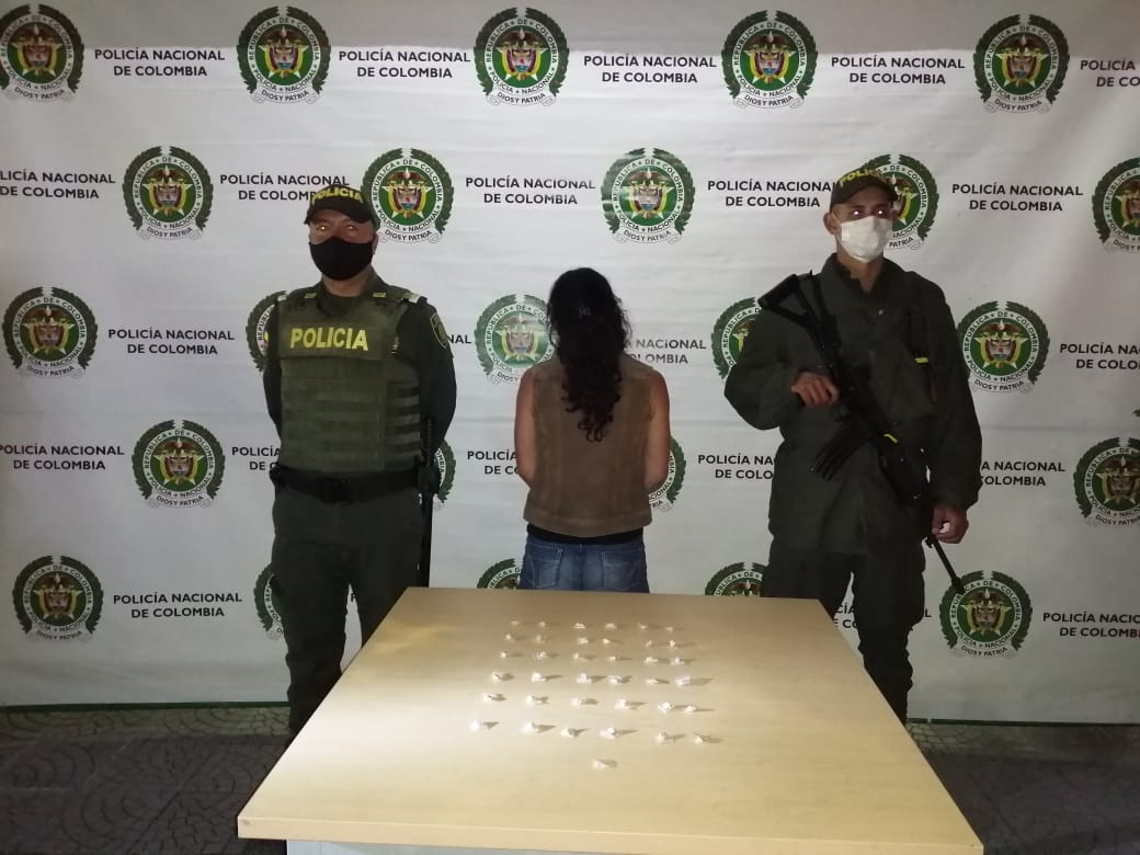 Se le hallaron 50 gramos de basuco con un avaluó aproximado de $400.000 Mujer de 42 años conocida como “Natalia”  fue capturada en el barrio pio xii con estupefacientes