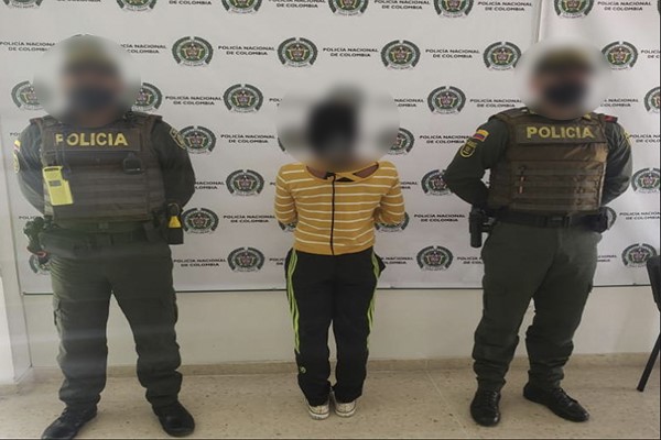 Bajo las plantillas de unos zapatos se hallaron 36 gramos de marihuana Mujer de 23 años fue capturada en el momento en que pretendía ingresar estupefacientes a la sala de retenidos en Manizales