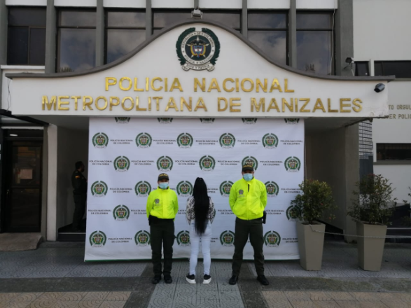 La captura se presentó en vía pública del barrio Kennedy  Capturamos una mujer que infringía medida de detención domiciliaria