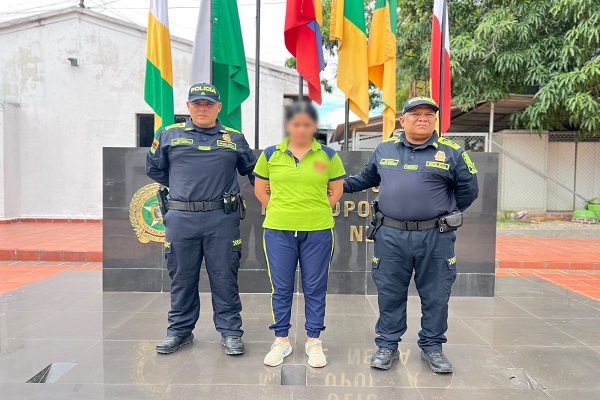 Dos Policías custodian a una mujer capturada
