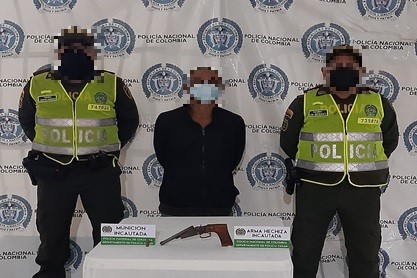 1 persona capturada-policías custodiando-arma de fuego incautada