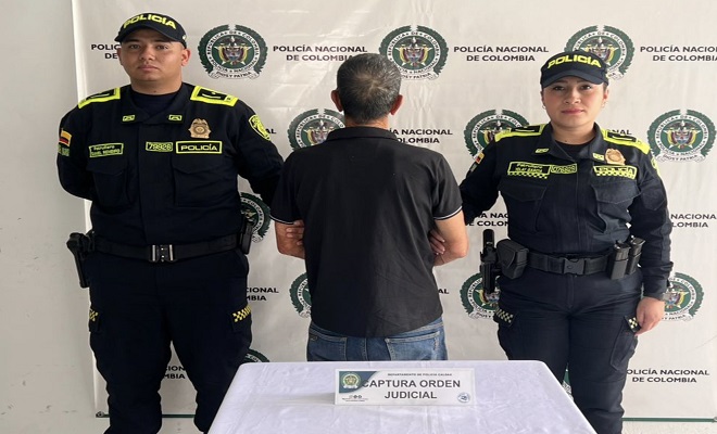 Policías con persona capturada en Backing institucional