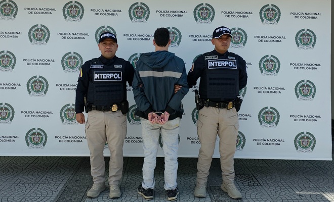 dos policias de interpol y un capturado