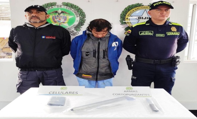 un policia , un funcionario de la fiscalia y un capturado