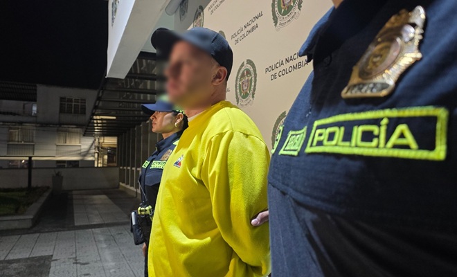 la patrulla policial y el capturado por hurto