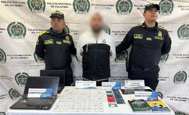 1 capturado, 2 policías, computadores y tarjetas