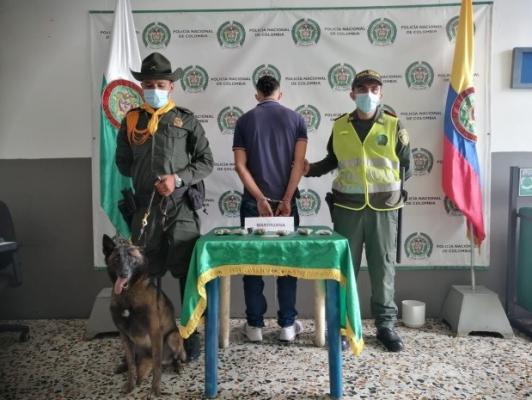 una persona capturada-policías custodiando