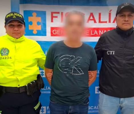 Persona capturada presentada por la Policía Nacional y el CTI de la Fiscalía durante procedimiento judicial