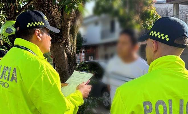 Policías de la seccional de investigación criminal leyendo los derechos de captura