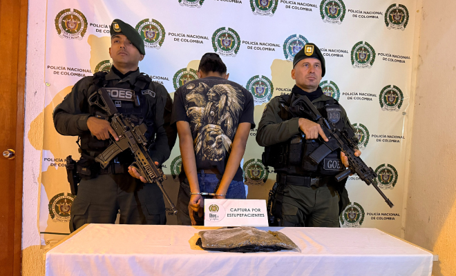 Hombre capturado en medio de dos Policías