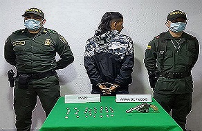 una persona capturada-policías custodiando
