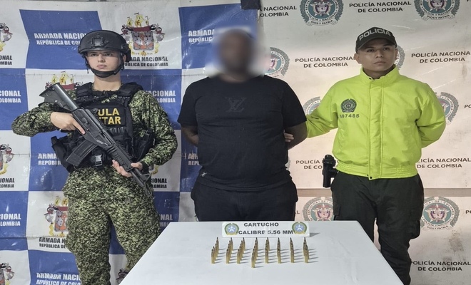 Un ciudadano esposado y capturado con integrantes de la fuerza pública 