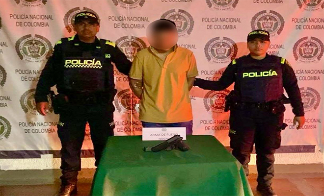 Una persona capturada por dos polic&iacute;as