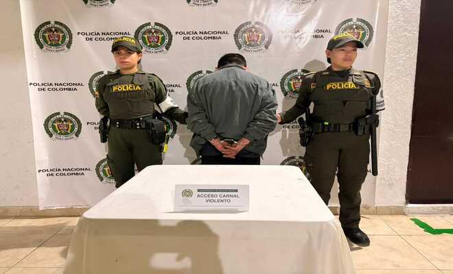 Un ciudadano esposado capturado, en medio de dos polic&iacute;as.