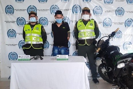 1 persona capturada-policías custodiando-arma de fuego incautada