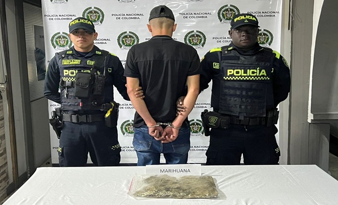 Dos policías, hombre capturado y estupefacientes incautados