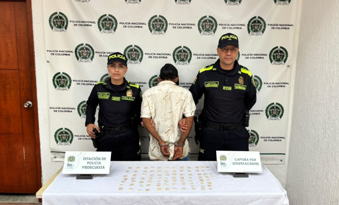 Hombre capturado en medio de dos Policías