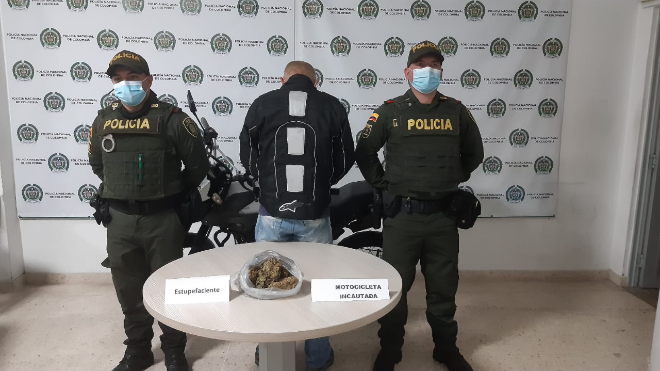 Capturamos a un hombre por tráfico de estupefacientes 1 persona capturada-policías custodiando-estupefaciente incautado-motocicleta inmovilizada