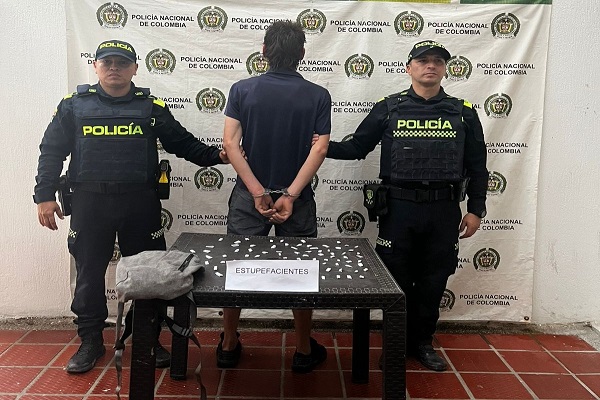 Dos Policías con una persona capturada