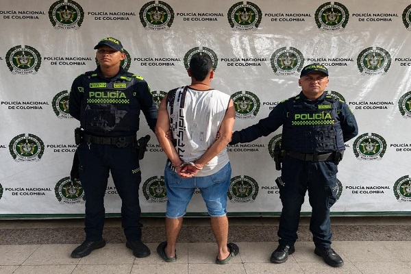 Dos polic&iacute;as y un hombre capturado por presunto caso de maltrato animal 