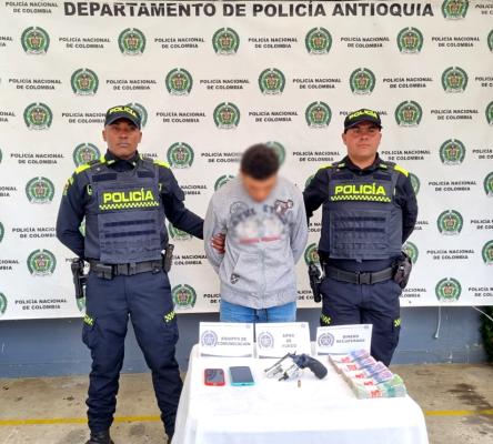 Persona capturada-policías custodiando